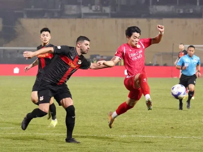Đình Bắc ‘bật ngửa’ vì bàn thua oan, nhưng CAHN vẫn thắng đậm và chiếm ngôi đầu V.League!