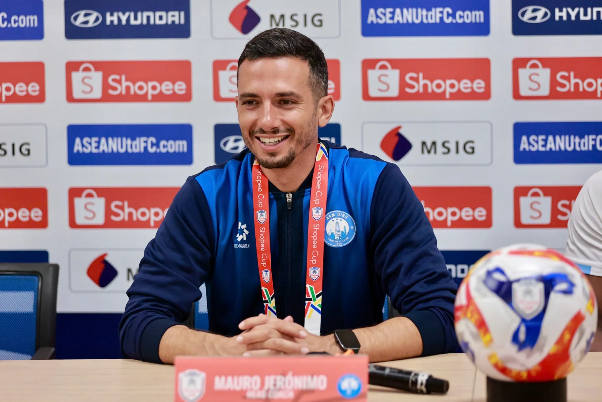 HLV Mauro Jeronimo cung Nam dinh vao ban ket ASEAN Club Championship