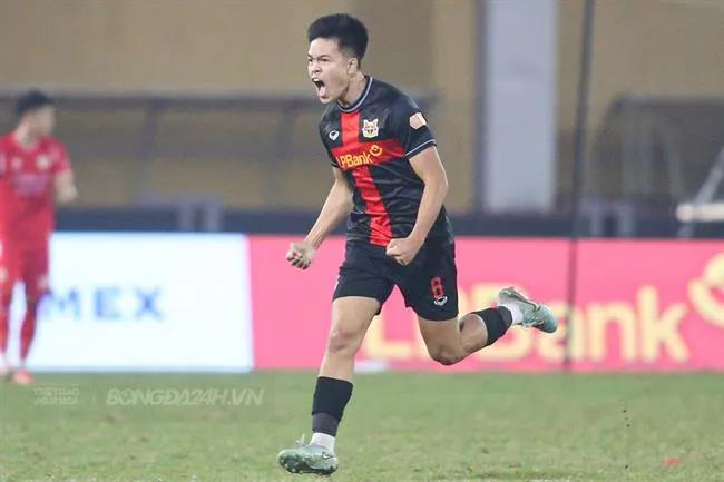 Trần Thành Trung ghi bàn cho Ninh Bình trước CAHN